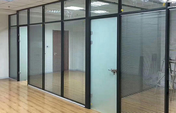 办公玻璃隔断清洁保养小技巧